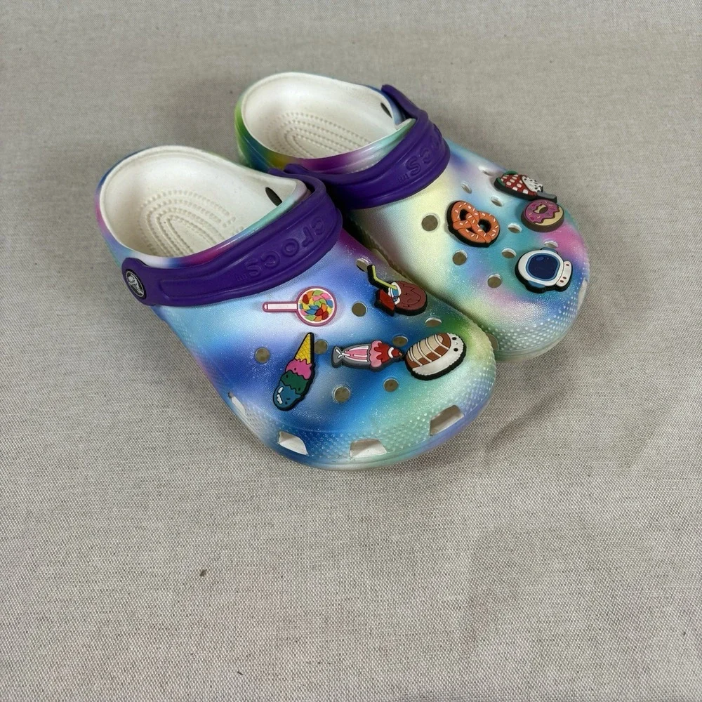 Crocs Classic Clogs Solarized‎ Tie Dye Rainbow Purple w/Charms Slip On Shoes J2
